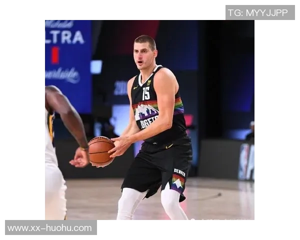 约基奇倒下后昔日好友现身邪魅一笑引发赛场风波 约基奇倒下后昔日好友现身邪魅一笑引发赛场风波